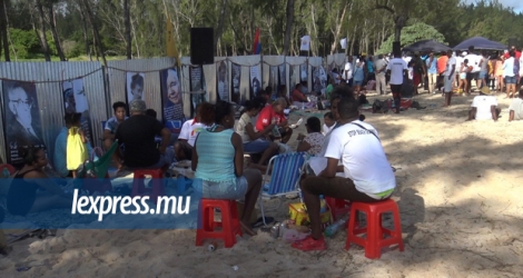 Aret Kokin Nu Laplaz et Rezistans ek Alternativ ont réuni leurs activistes hier, mardi 1er mai, à la plage de Pomponette.