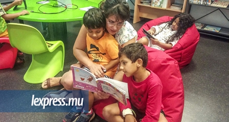 Tania et ses fils William et Ethan (à g.). Éric et sa fille Zoé. Pour ces parents, la lecture est une passion qu’ils perpétuent avec leurs enfants.