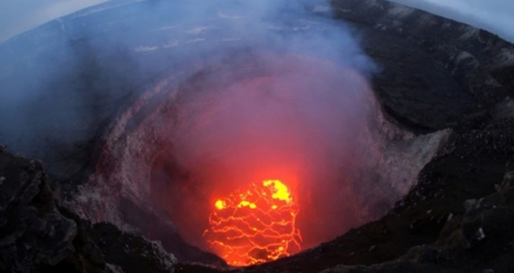 Photo diffusée par l'Institut d'études géologiques des Etats-Unis montrant le cratère du volcan Kilauea à Hawaï le 6 mai 2018.