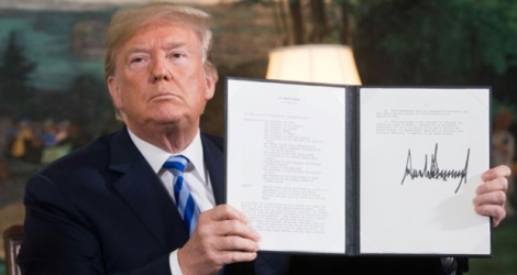 Le président américain Donald Trump montre le document ordonnant de rétablir les sanctions contre Téhéran le 8 mai 2018 à la Maison Blanche.