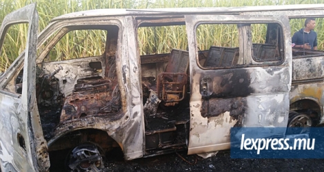 Les voleurs ont incendié la fourgonnette à bord de laquelle ils voyageaient.
