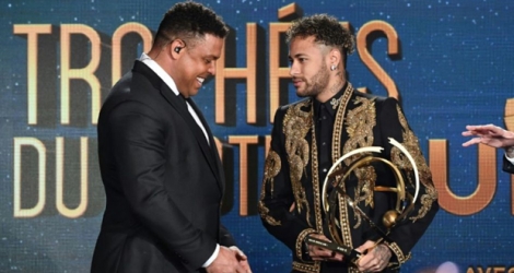 Neymar reçoit le trophée du meilleur joueur de Ligue 1 des mains de Ronaldo, le 13 mai 2018 à Paris 