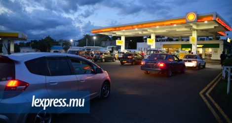 La majoration imminente des prix des carburants devrait occasionner de longues files d’attente aux diverses stations-service.