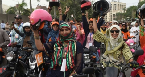 Des femmes pakistanaises manifestent leur joie, le 13 mai 2018 à Lahore, en défilant sur leurs nouvelles mobylettes.