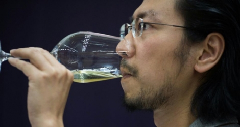 Un juge teste un vin lors du prestigieux Concours mondial de Bruxelles, dans un hôtel de Pékin le 11 mai 2018.