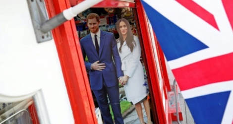 Une photo du prince Harry et de sa fiancée Meghan Markle affichée devant une boutique de souvenirs près du château de Windsor, le 15 mai 2018.
