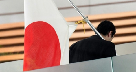 Un homme portant le drapeau du Japon, le 27 avril 2018 à Tokyo.