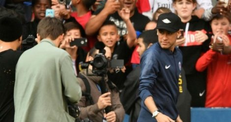 La star du PSG Neymar Jr assiste à un entraînement de ses coéquipiers au Parc des Princes, le 16 mai 2018.