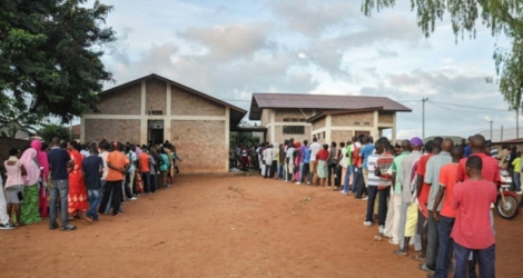 Les Burundais font la queue pour voter le 17 mai 2018 à Ngozi dans le nord du Burundi.