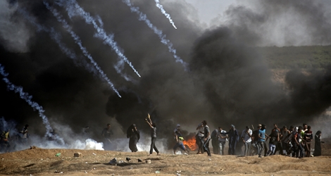 Environ 60 Palestiniens ont été tués par des «snipers» israéliens, lundi 14 mai, à la frontière de Gaza.