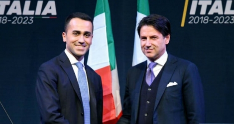 Le chef de file du M5S Luigi Di Maio serre la main de Giuseppe Conte le 1er mars 2018.