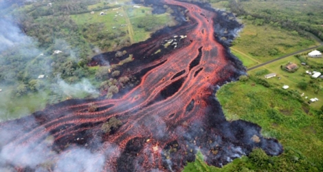Photographie fournie le 20 mai 2018 par l'agence américaine de géologie et sismologie US Geological Survey (USGS), montrant des coulées de lave sortir le 19 mai 2018 du volcan Kilauea à Hawaï.
