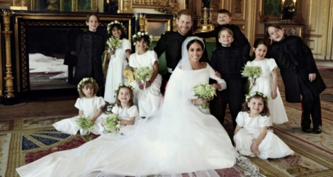 Photo officielle réalisée par le photographe Alexi Lubomirski et publiées par palais de Kensington le 21 mai 2018 montrant le prince Harry et son épouse Megan aux côtés des dix enfants d'honneur.