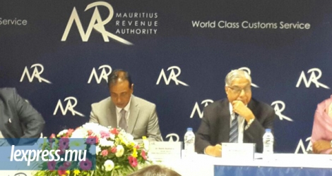 Navin Beekarry et Sudhamo Lal, respectivement directeur de l’ICAC et de la MRA, à Mer-Rouge le 22 mai 2018.