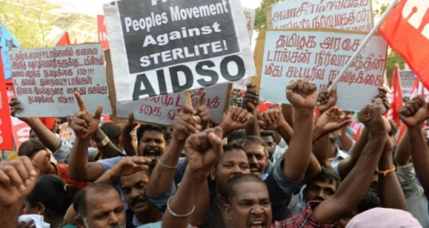Manifestants le 23 mai à Chennai dans l'État du Tamil Nadu réclamant la fermeture d'une fonderie de cuivre de la société Sterlite Copper, filiale du géant minier britannique Vedanta, qu'ils accusent de polluer l'environnement.