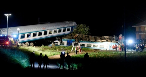 Des équipes de secours sur les lieux d'une collision entre un train régional et un poids lourd, le 24 mai 2018 à Caluso, près de Turin, en Italie 