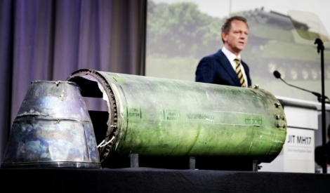 Le chef des enquêteurs Fred Westerbeke présente un fragment de missile Bouk lors d'une conférence de presse à Bunnik, le 24 mai 2018 aux Pays-Bas.