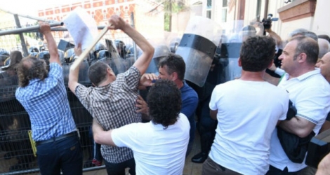 Heurts entre manifestants de l'opposition et les forces de l'ordre, le 26 mai 2018 à Tirana, en Albanie.