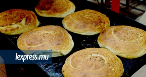 L’express s’est rendu à la pâtisserie Nasrulla à Vallée-Pitôt pour suivre les étapes de fabrication du «naan»