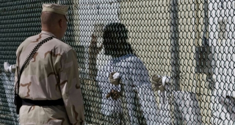 Un gardien fait face à un détenu à la prison du Camp Delta de Guantanamo, le 24 avril 2007 à Cuba .