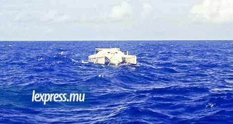 Le catamaran «Island Bird» après que ses occupants ont été secourus. 