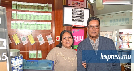 Ghian Mungur, 57 ans, et son épouse Reedhee gèrent leur petit commerce depuis 1981.