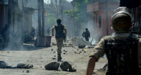 Affrontements entre les forces de sécurité indiennes et des manifestants après un échange de tirs entre forces de sécurité et rebelles présumés à Srinagar, au Cachemire indien, le 5 mai 2018.