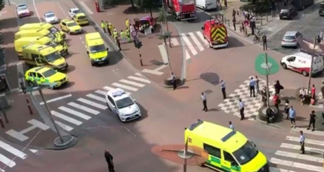 Dans cette capture d'écran prise d'une vidéo obtenue sur le compte Twitter de Victor Jay (@victorj_fr), la police et les véhicules d'urgence bloquent un carrefour de Liège le 29 mai 2018 