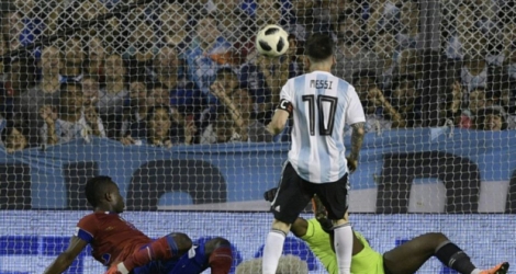 L'Argentin Lionel Messi (c) marque lors d'un amical face aux Haïtiens, au stade Boca Juniors, le 29 mai 2018 