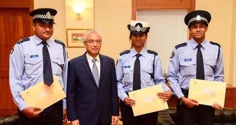 Le constable Pooja Adhin (au centre) a reçu les éloges du Premier ministre. (Photo prise de la page facebook du  Premier ministre)
