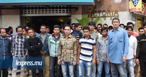 Le syndicaliste Fayzal Ally Beegum et les ouvriers bangladais se sont réunis, ce vendredi 1er juin, devant le ministère du Travail. 