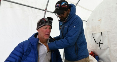 Le Dr Suvash Dawadi examine un patient au camp de base de l'Everest, le 24 avril 2018 