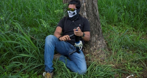 Un jeune manifestant tient un mortier, à Managua au Nicaragua