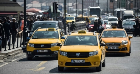 Des taxis jaunes turcs attendent des clients dans un quartier d'Istanbul, le 30 mars 2018 