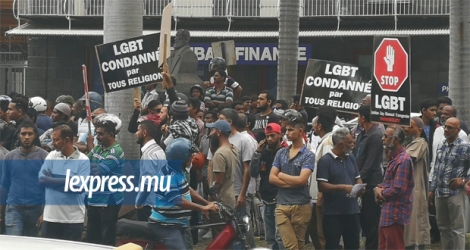 Des manifestants homophobes ont forcé le collectif Arc-en-Ciel à annuler la Marche des fiertés, samedi 2 juin.