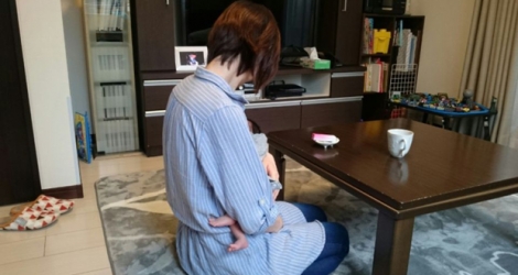 Sayako (pseudonyme) avec son son bébé dans les bras lors d'une interview avec l'AFP à Tokyo, le 23 avril 2018 
