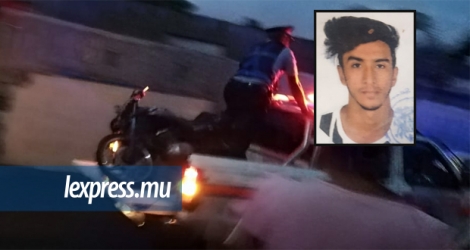 La motocyclette impliquée dans l’accident ayant coûté la vie à Musajid Peerbaccus et Muhammad Umayr Goolfee (en médaillon).