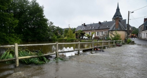 Une rue inondée à Breteuil dans l'Eure, le 5 juin 2018 