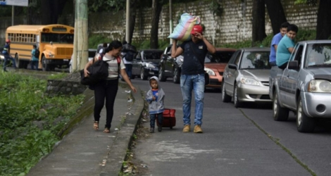 Des habitants évacuent Escuintla, à 35 km au sud-esout de la ville de Guatemala, le 5 juin 2018 après une nouvelle explosion du Volcan du Feu.