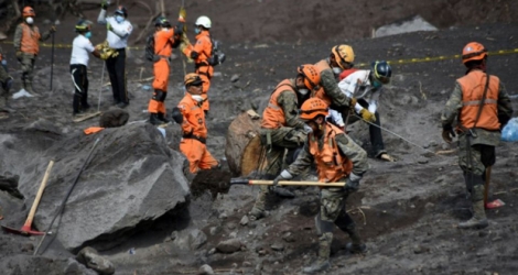 Des secouristes recherchent des victimes du Volcan de Feu, le 6 juin 2018 à Alotenango, au Guatemala.