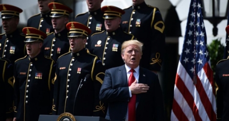 Donald Trump chante l'hymne américain le 5 juin 2018 à Washington.