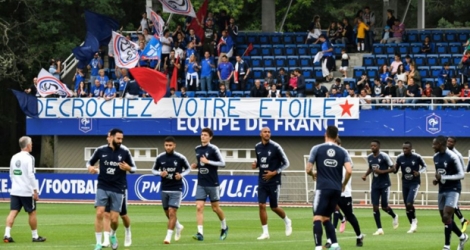 Des supporters dans les tribunes assistent, banderole déployer, à l'entraînement des Bleus au centre de Clairefontaine, le 6 juin 2018.