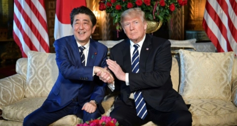 Le président américain Donald Trump et le Premier ministre japonais Shinzo Abe (g) lors d'une rencontre à Mar-a-Lago, le 17 avrilo 2018 en Floride.