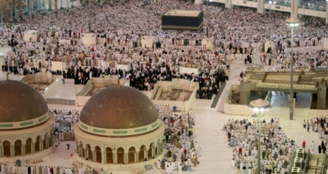 Des pèlerins musulmans prient à la Grande Mosquée, le 29 août 2017 à la Mecque en Arabie saoudit