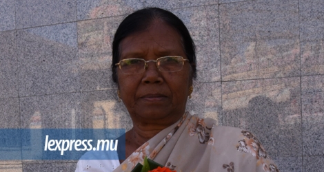 Sabita Bhagwan, 68 ans, attend patiemment les clients, un sourire bourgeonnant sur le visage. 