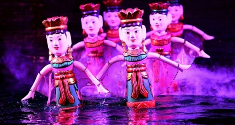 Un spectacle de marionnettes aquatiques au théâtre vietnamien Thang Long, le 15 mai 2018 à Hanoi.