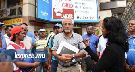 Atma Shanto et des General Workers licenciés devant les locaux du ministère du Travail, vendredi 1er juin.