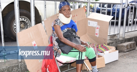 Marie-Josée, 72 ans, mendie pour arrondir ses fins de mois et remplir sa «tant bazar», famélique.