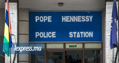 Une plainte a été faite à la police de Pope Hennesy.
