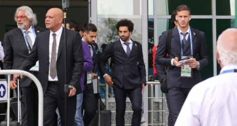 L'attaquant vedette égyptien de Liverpool Mohammed Salah (C), arrive avec l'équipe nationale d'Egypte à Grozny, le 10 juin 2018, avant le début du Mondial en Russie.